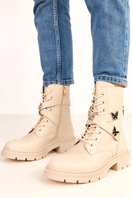 Botines beige adornados con mariposas... Botines beige adornados con mariposas...
