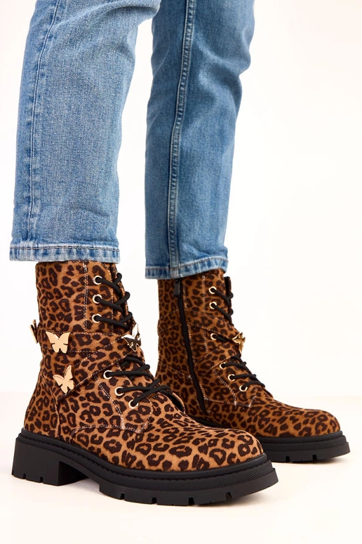 Botines de leopardo adornados con... Botines de leopardo adornados con...
