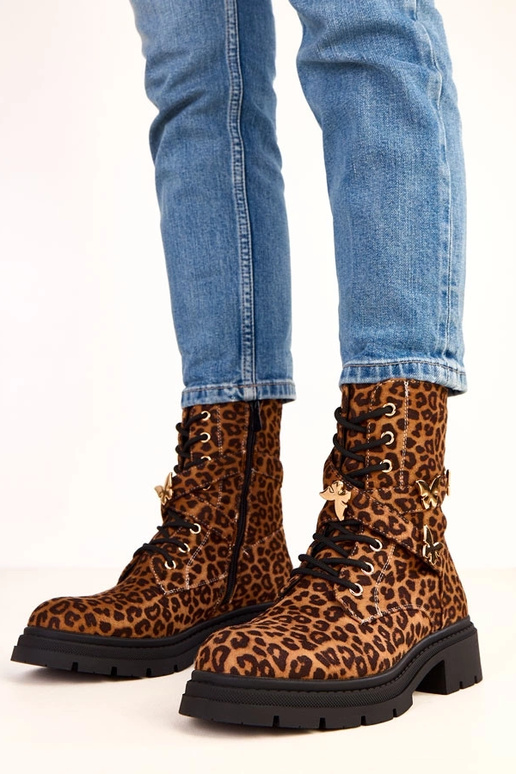 Botines de leopardo adornados con... Botines de leopardo adornados con...