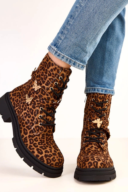 Botines de leopardo adornados con... Botines de leopardo adornados con...