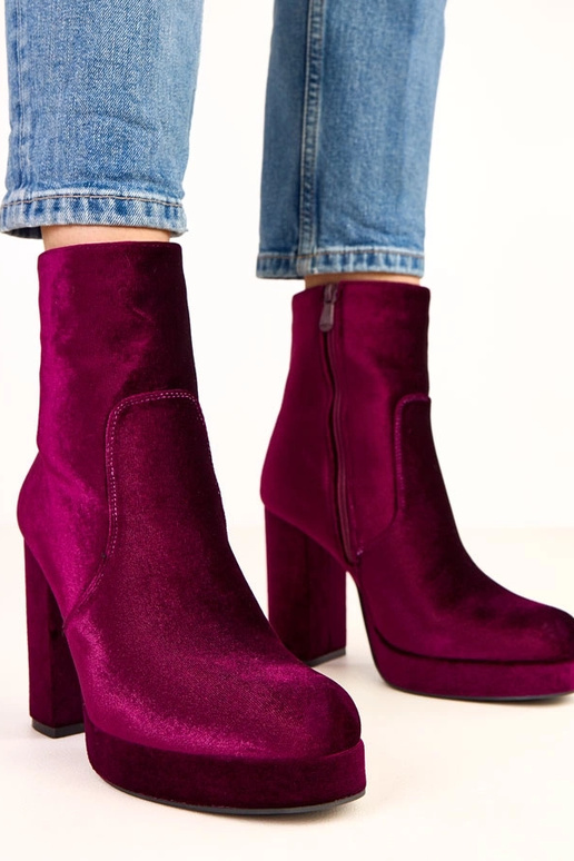 Botines morados de tacón grueso con... Botines morados de tacón grueso con...