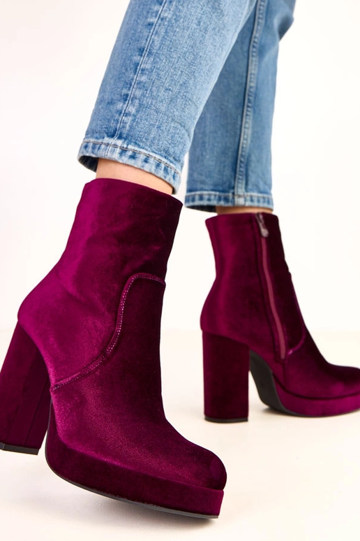 Botines morados de tacón grueso con... Botines morados de tacón grueso con...