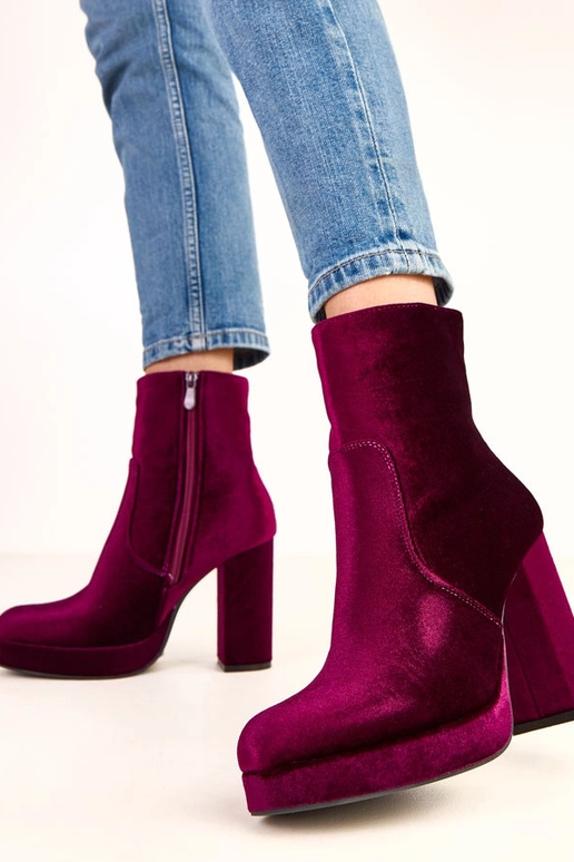 Botines morados de tacón grueso con... Botines morados de tacón grueso con...