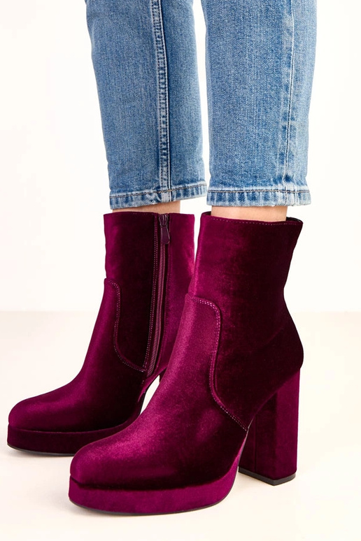 Botines morados de tacón grueso con... Botines morados de tacón grueso con...