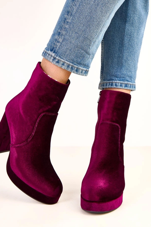 Botines morados de tacón grueso con... Botines morados de tacón grueso con...