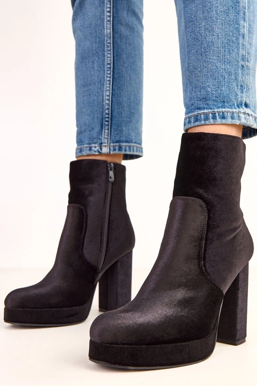 Botines negros de tacón grueso con... Botines negros de tacón grueso con...