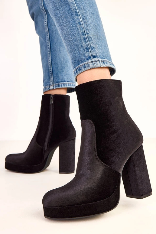 Botines negros de tacón grueso con... Botines negros de tacón grueso con...