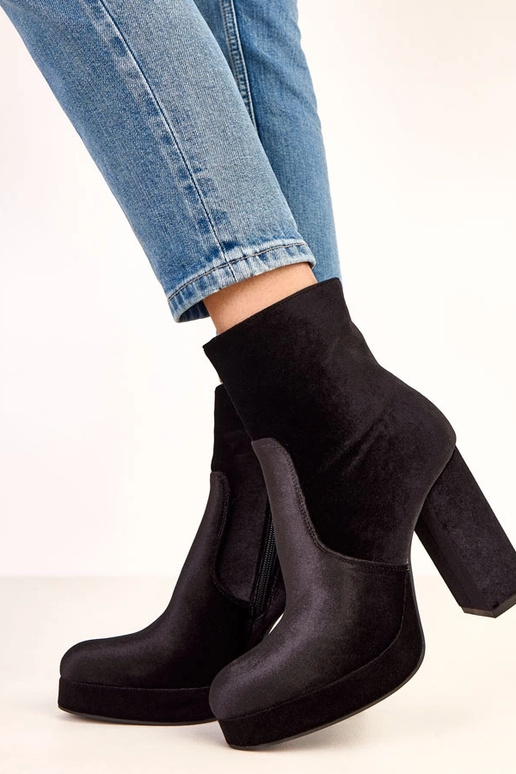 Botines negros de tacón grueso con... Botines negros de tacón grueso con...