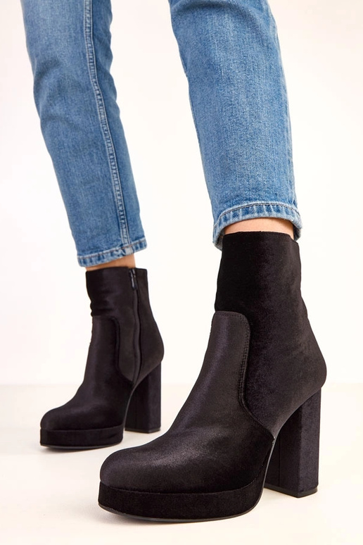 Botines negros de tacón grueso con... Botines negros de tacón grueso con...