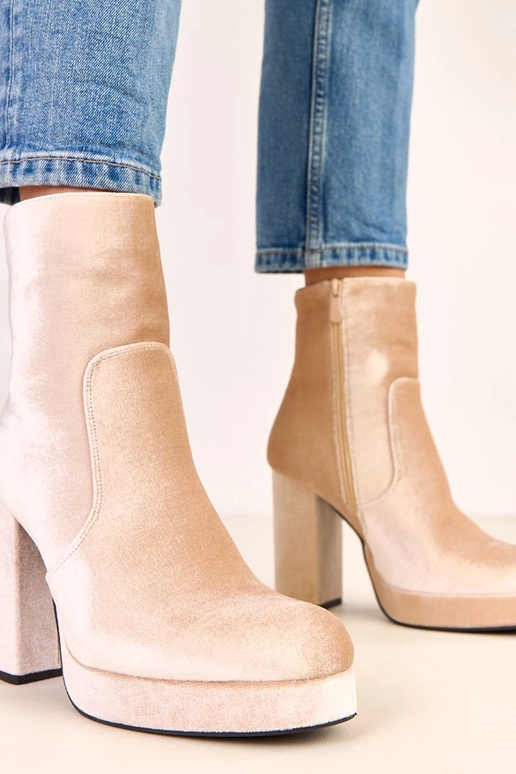 Botines beige de tacón grueso con... Botines beige de tacón grueso con...