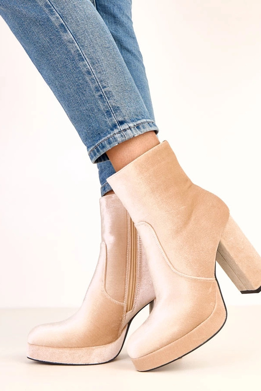 Botines beige de tacón grueso con... Botines beige de tacón grueso con...