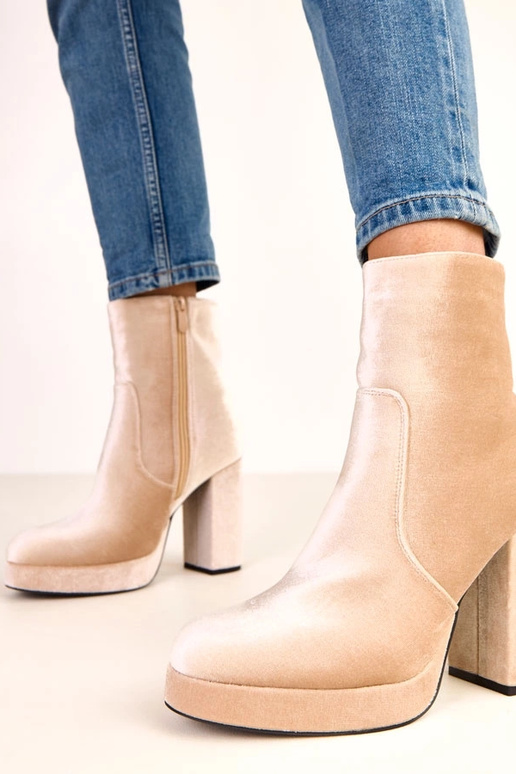 Botines beige de tacón grueso con... Botines beige de tacón grueso con...