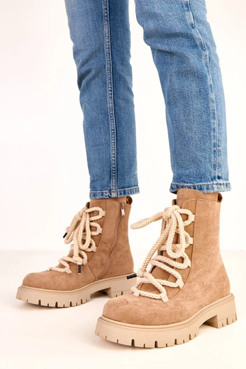 Botines beige con cordones...