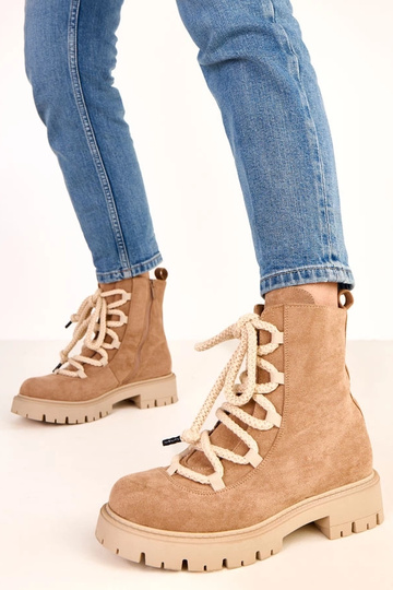 Botines beige con cordones... 2