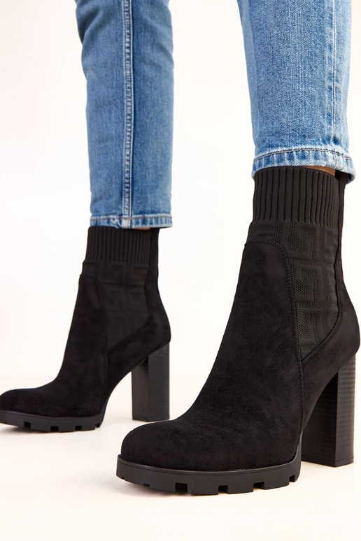 Botines negros de tacón grueso con... Botines negros de tacón grueso con...