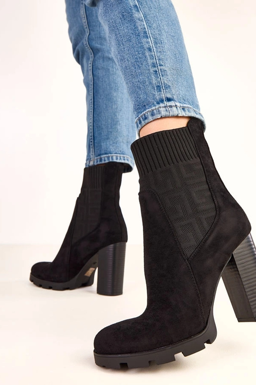 Botines negros de tacón grueso con... Botines negros de tacón grueso con...