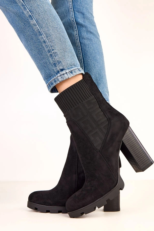 Botines negros de tacón grueso con... Botines negros de tacón grueso con...