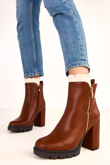 Botines marrones de tacón... 2