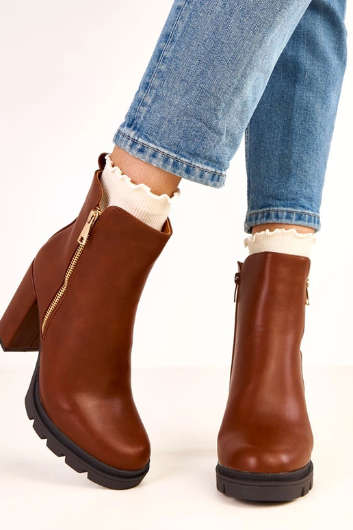 Botines marrones de tacón grueso Kage Botines marrones de tacón grueso Kage