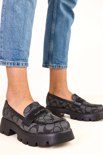 Mocasines negros con patrón...