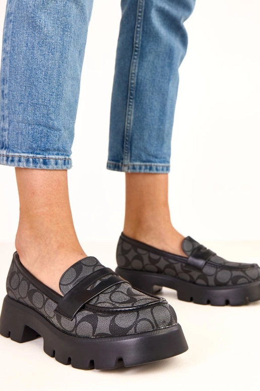 Mocasines negros con patrón...