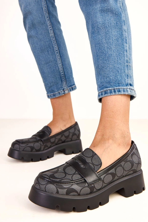 Mocasines negros con patrón...