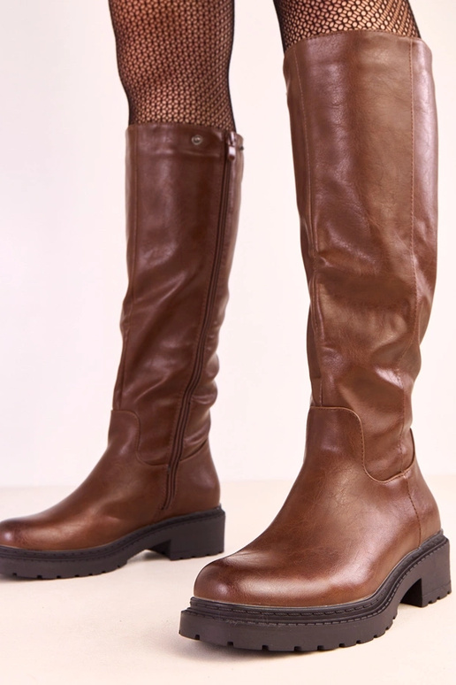 Botas altas marrones con caña... Botas altas marrones con caña...