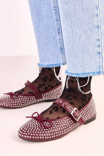 Bailarinas Mylie de color rojo oscuro, decoradas con tachuelas y lazo