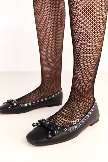 Bailarinas Baisa de color negro con ojales decorativos y lazo