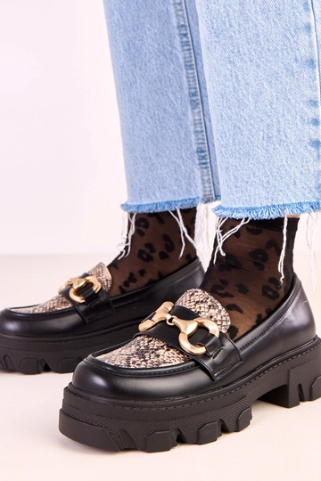Mocasines Ruben de color negro con motivo de piel de serpiente y adorno dorado