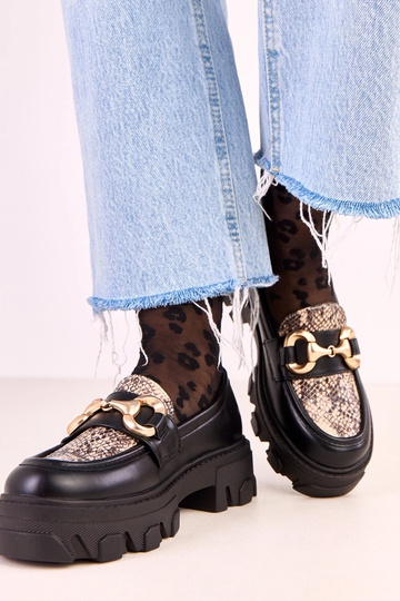Mocasines Ruben de color negro con motivo de piel de serpiente y adorno dorado 2