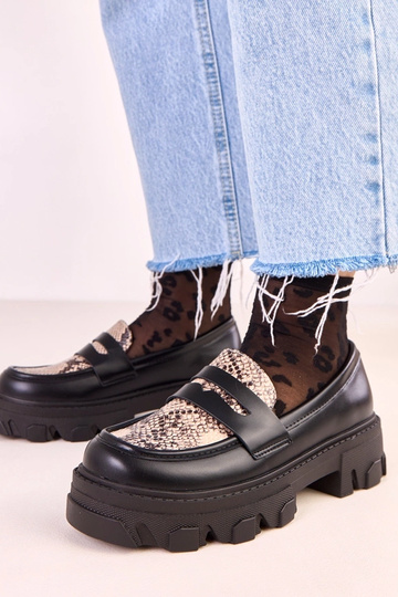 Mocasines Loles de color negro con motivo de piel de serpiente