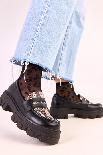 Mocasines Loles de color negro con motivo de piel de serpiente 2