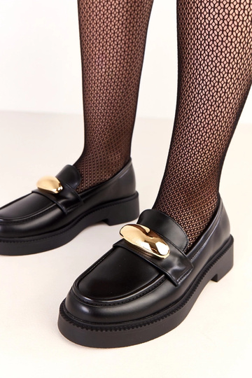 Mocasines Ella de color negro con adorno dorado 2
