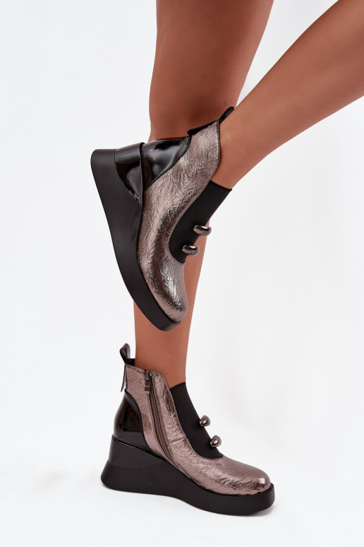 Botas de mujer en una cuña D&A MR52-106 Diseño metálico Botas de mujer en una cuña D&A MR52-106 Diseño metálico