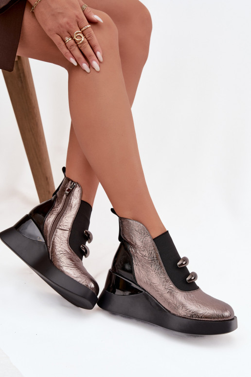 Botas de mujer en una cuña D&A MR52-106 Diseño metálico Botas de mujer en una cuña D&A MR52-106 Diseño metálico