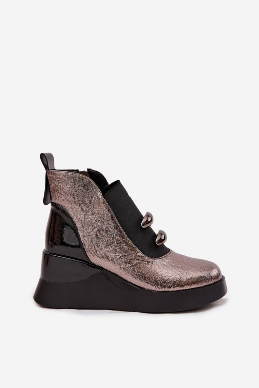 Botas de mujer en una cuña D&A MR52-106 Diseño metálico Botas de mujer en una cuña D&A MR52-106 Diseño metálico