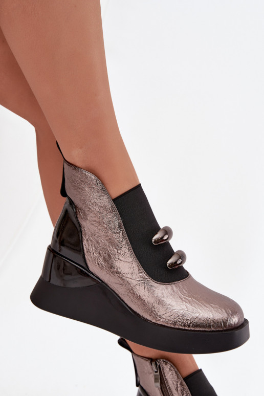 Botas de mujer en una cuña D&A MR52-106 Diseño metálico Botas de mujer en una cuña D&A MR52-106 Diseño metálico