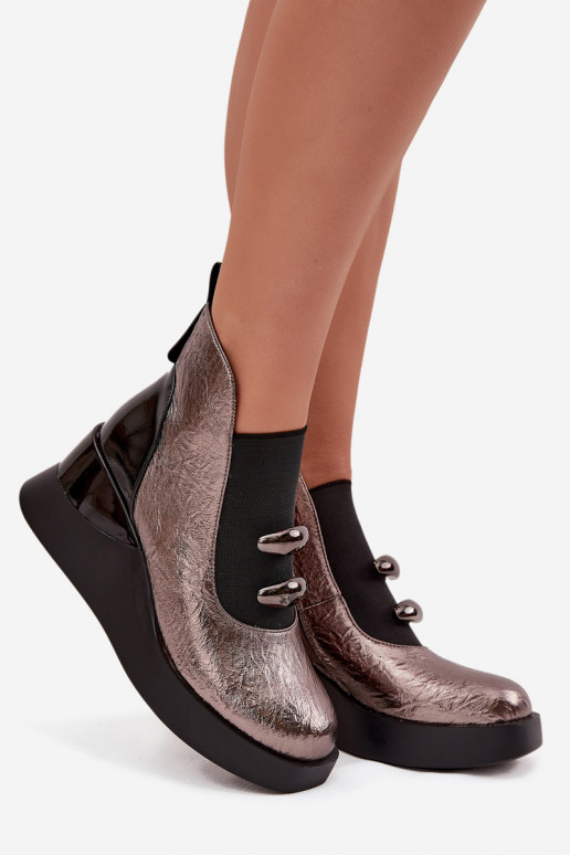 Botas de mujer en una cuña D&A MR52-106 Diseño metálico Botas de mujer en una cuña D&A MR52-106 Diseño metálico