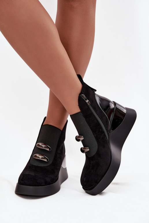 Botas de mujer en una cuña D&A MR52-106 de color negro Botas de mujer en una cuña D&A MR52-106 de color negro