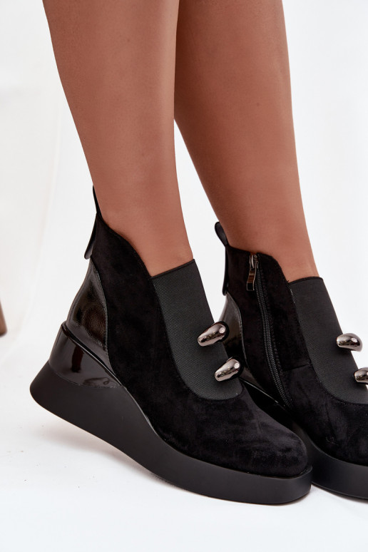 Botas de mujer en una cuña D&A MR52-106 de color negro Botas de mujer en una cuña D&A MR52-106 de color negro