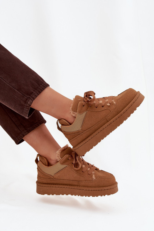 Zapatillas modelo zapatos. Femenino calentamiento con pelo dentro color marrón Cyrissa