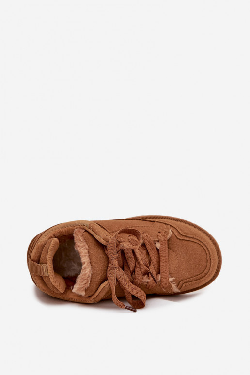 Zapatillas modelo zapatos. Femenino calentamiento con pelo dentro color marrón Cyrissa