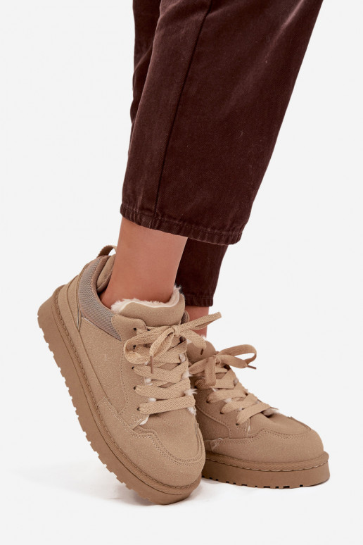 Zapatillas modelo zapatos. Femenino calentamiento con pelo dentro beige Cyrissa