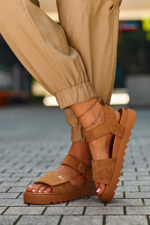 Femenino Sandalias de ante con una plataforma Big Star NN274705 color marrón Femenino Sandalias de ante con una plataforma Big Star NN274705 color marrón