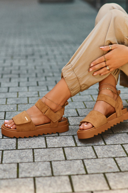 Femenino Sandalias de ante con una plataforma Big Star NN274705 color marrón Femenino Sandalias de ante con una plataforma Big Star NN274705 color marrón