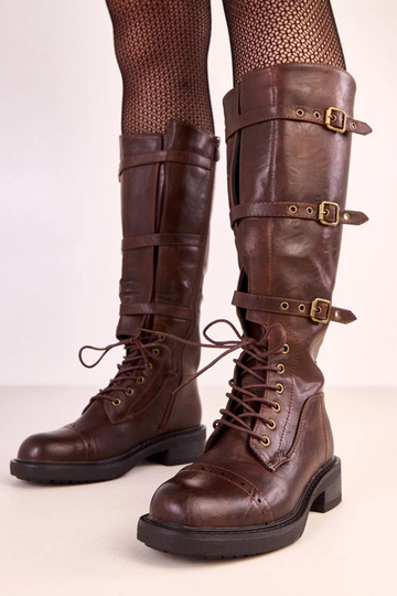 Botas altas marrones con hebillas decorativas estilo vintage Oradea