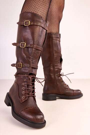 Botas altas marrones con hebillas decorativas estilo vintage Oradea 2