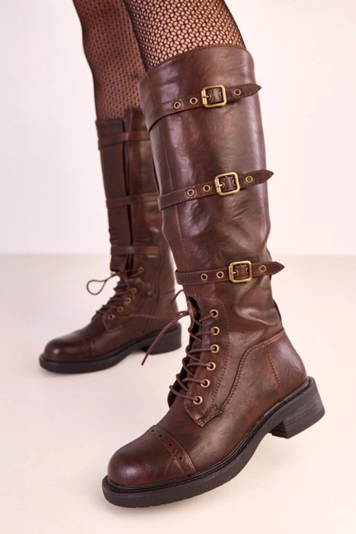 Botas altas marrones con hebillas...