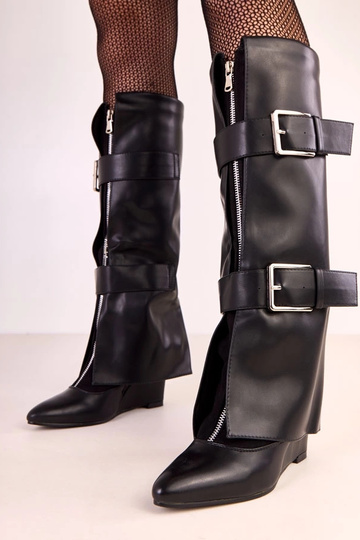 Botas altas negras sobre plataforma con hebillas decorativas Toadera